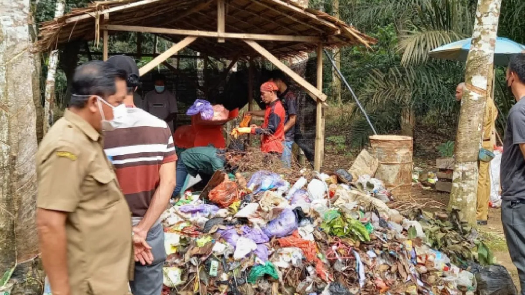 Bantuan alat pemilah sampah dukung budi daya Maggot Desa Murung Ilung
